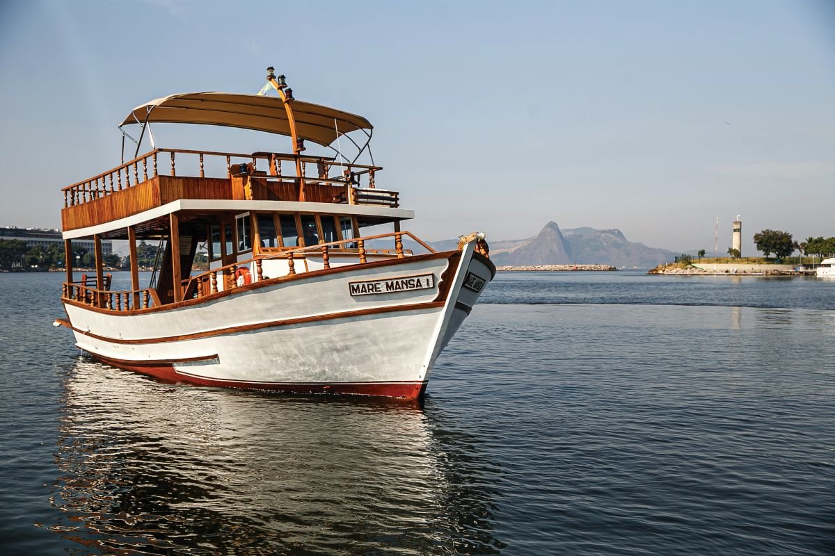 uma embarcação clássica de madeira, desenhada especialmente para passeios náuticos e batizada de Maré Mansa